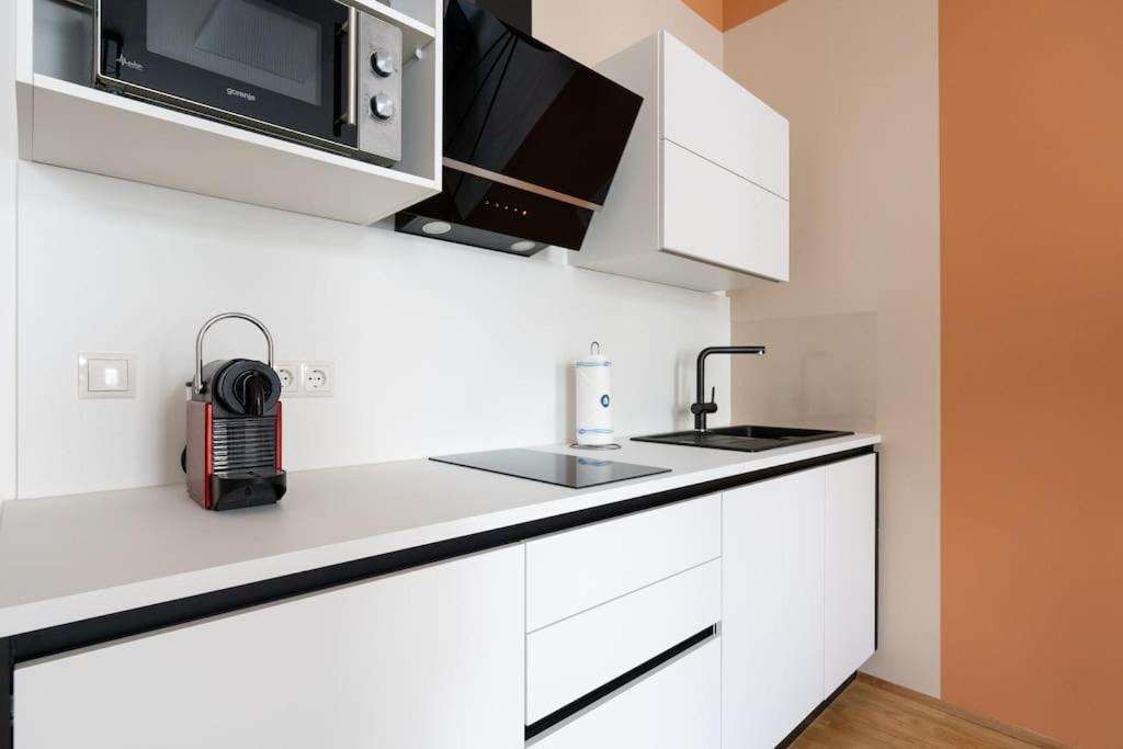 Artful 1Br Suite, City Nearby By Hm Wina Bagian luar foto