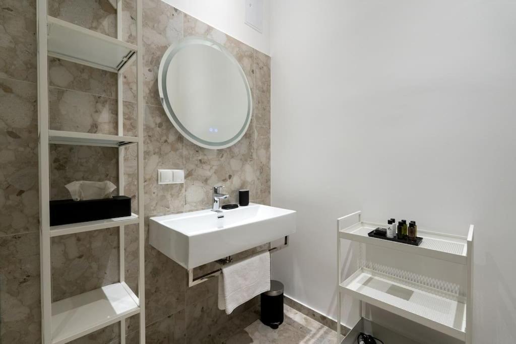 Artful 1Br Suite, City Nearby By Hm Wina Bagian luar foto