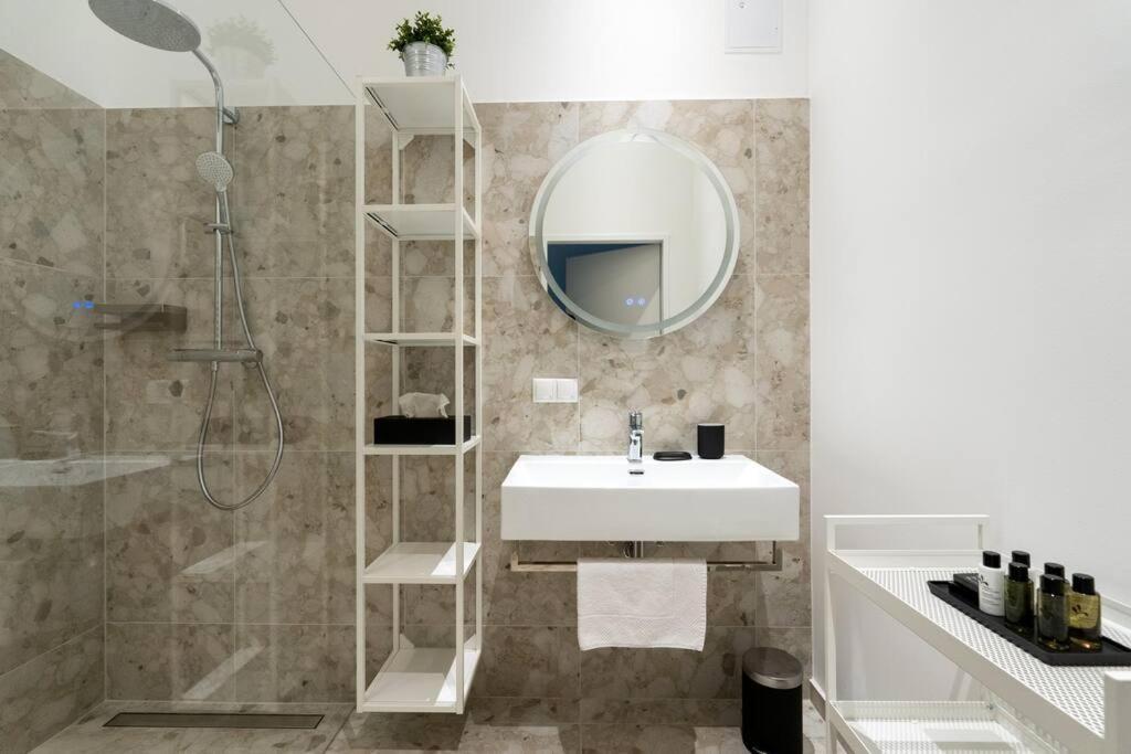 Artful 1Br Suite, City Nearby By Hm Wina Bagian luar foto