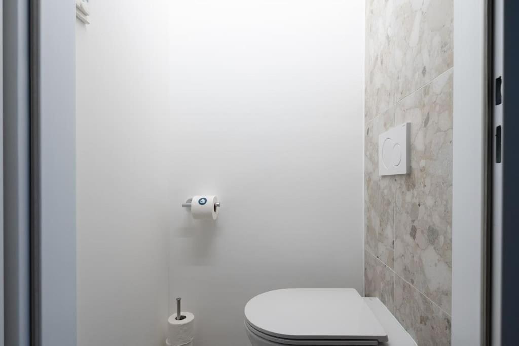 Artful 1Br Suite, City Nearby By Hm Wina Bagian luar foto