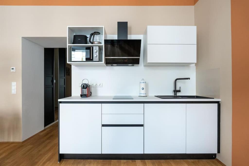 Artful 1Br Suite, City Nearby By Hm Wina Bagian luar foto